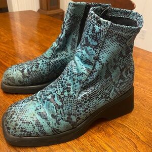 Vintage Stylish Blue Snakeskin Women's Boots Size 8